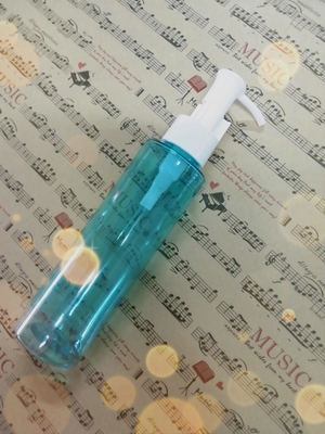 El cosmético plástico de 4 onzas embotella los envases para el cuidado de piel con el casquillo del rociador